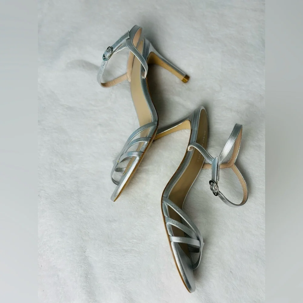 Stuart Weitzman Starla Ankle Strap Sandals in Silver Metallic Leather Size 7.5